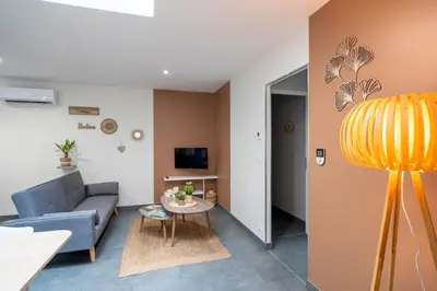 Télévision ou salle de divertissement dans l'établissement L'Escapade du Petit Mas - Appt climatisé