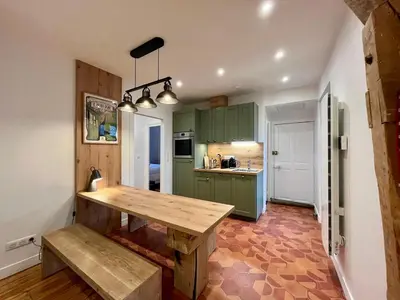 Cuisine ou kitchenette dans l'établissement Charmant T3 au Mont-Dore, jusqu'à 4 pers, wifi, vue Puy Gros - FR-1-608-265