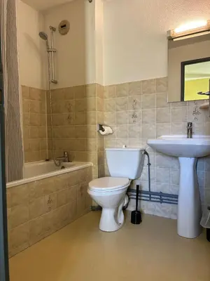 Salle de bains dans l'établissement AUX GLOBE-TROTTERS
