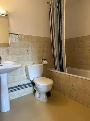 Salle de bains dans l'établissement AUX GLOBE-TROTTERS