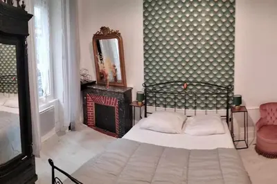 Un ou plusieurs lits dans un hébergement de l'établissement Le Nid Douillet Baroque Linge fourni