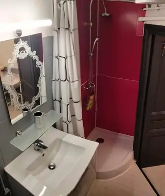 Salle de bains dans l'établissement Le Nid Douillet Baroque Linge fourni