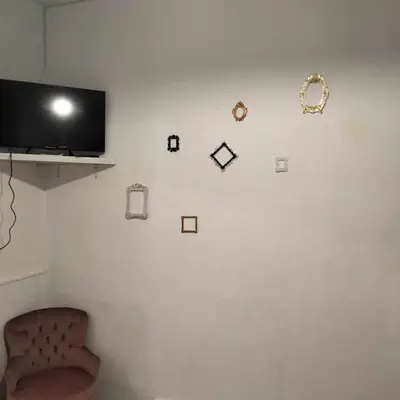 Télévision ou salle de divertissement dans l'établissement Le Nid Douillet Baroque Linge fourni