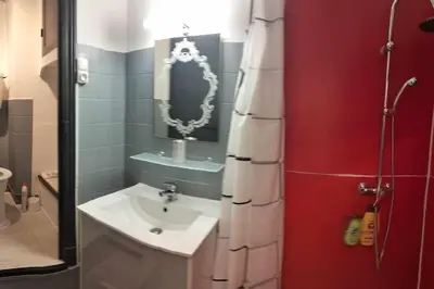 Salle de bains dans l'établissement Le Nid Douillet Baroque Linge fourni