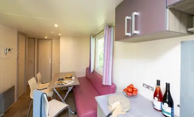 Cuisine ou kitchenette dans l'établissement ZEcamping 4 étoiles familial - parc aqua et soirées animées