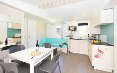 Cuisine ou kitchenette dans l'établissement ZEcamping 4 étoiles familial - parc aqua et soirées animées