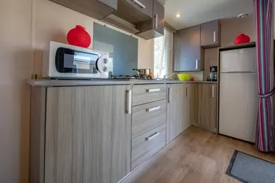 Cuisine ou kitchenette dans l'établissement ZEcamping 4 étoiles familial - parc aqua et soirées animées