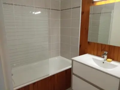 Salle de bains dans l'établissement Appartement plein cœur Super-Besse