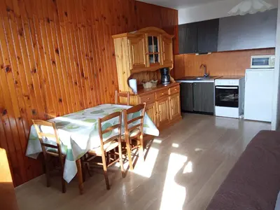 Cuisine ou kitchenette dans l'établissement Appartement plein cœur Super-Besse