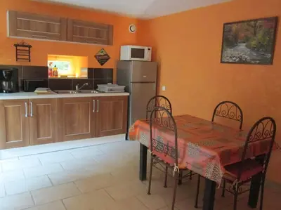 Cuisine ou kitchenette dans l'établissement Gîte en bord d'étang et de rivière