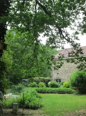 Jardin de l'établissement Gîte en bord d'étang et de rivière