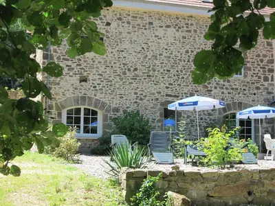 Jardin de l'établissement Gîte en bord d'étang et de rivière