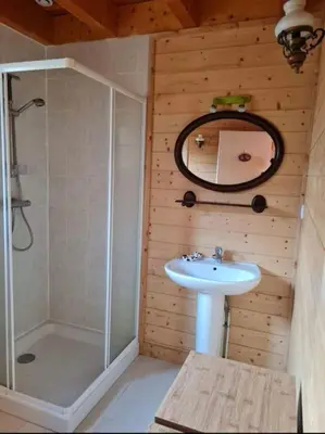 Salle de bains dans l'établissement Chalet, Murat (nouveau logement)