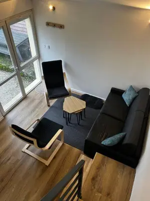 Coin salon dans l'établissement Gîte au bord du lac
