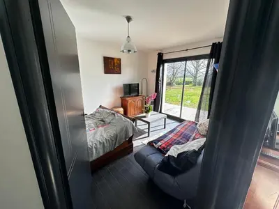 Télévision ou salle de divertissement dans l'établissement chambre équipée