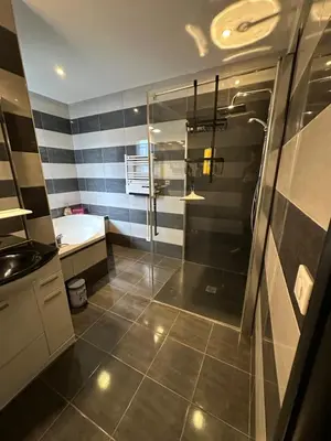 Salle de bains dans l'établissement chambre équipée