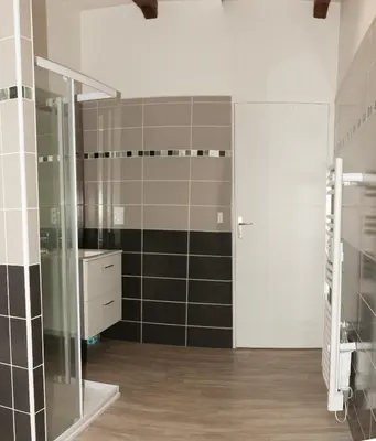 Salle de bains dans l'établissement Maison de maître de 1789 rénovée avec piscine