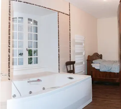 Salle de bains dans l'établissement Maison de maître de 1789 rénovée avec piscine