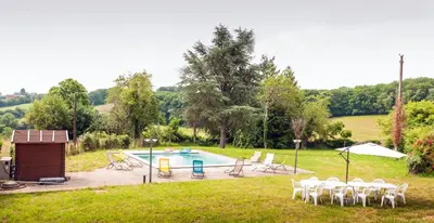 Piscine de l'établissement Maison de maître de 1789 rénovée avec piscine ou située à proximité