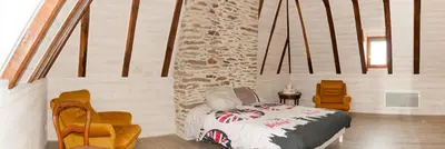Un ou plusieurs lits dans un hébergement de l'établissement Maison de maître de 1789 rénovée avec piscine