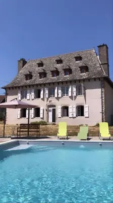 Piscine de l'établissement Maison de maître de 1789 rénovée avec piscine ou située à proximité