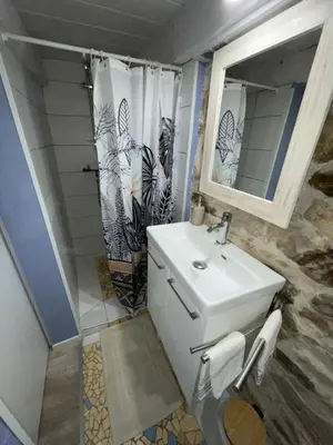 Salle de bains dans l'établissement L'Albizia