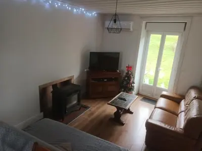 Télévision ou salle de divertissement dans l'établissement Gite au sein du Parc des Volcans d'Auvergne, tous commerces à pied