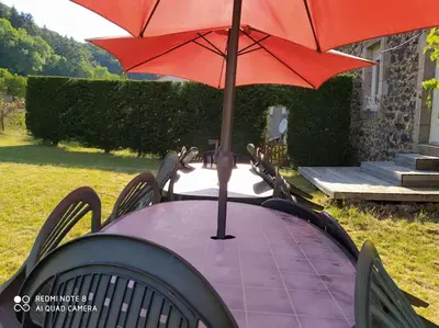 Jardin de l'établissement Gite au sein du Parc des Volcans d'Auvergne, tous commerces à pied
