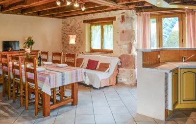 Télévision ou salle de divertissement dans l'établissement Cozy Home In Montignac With Kitchenette