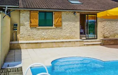 Piscine de l'établissement Cozy Home In Montignac With Kitchenette ou située à proximité