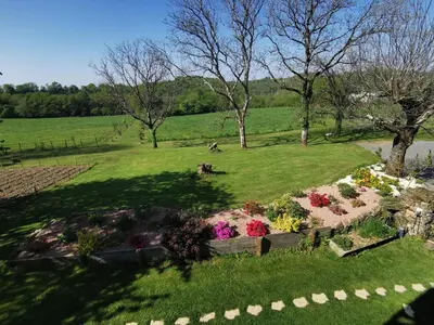 Jardin de l'établissement Gîte dans ancien corps de ferme à côté de Pompadour