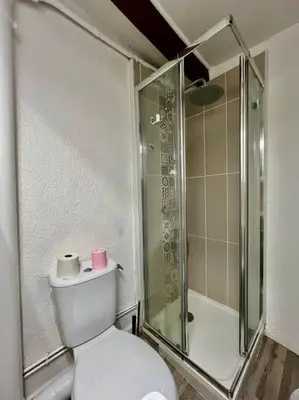 Salle de bains dans l'établissement «Studio 1 » Rue Huchette -DABNB