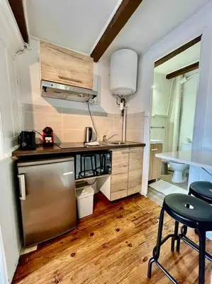 Cuisine ou kitchenette dans l'établissement «Studio 1 » Rue Huchette -DABNB