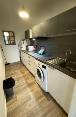 Cuisine ou kitchenette dans l'établissement Le Clos des Baleines 1er étage avec 1 place de parking privée dans un garage