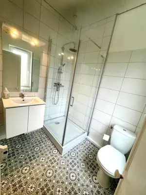 Salle de bains dans l'établissement Le Clos des Baleines 1er étage avec 1 place de parking privée dans un garage