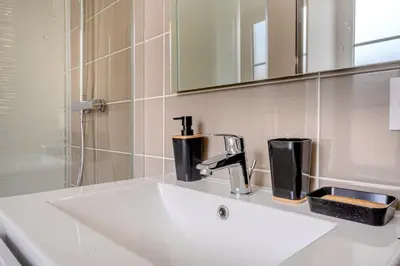 Salle de bains dans l'établissement Le Plaidoyer