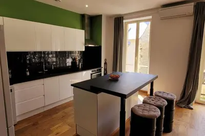 Cuisine ou kitchenette dans l'établissement Duplex 4 pers, plein centre de Montignac-Lascaux