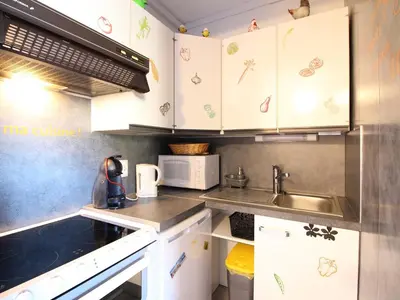 Cuisine ou kitchenette dans l'établissement Mont-Dore : Appartement T2 avec balcon et WiFi - FR-1-608-267