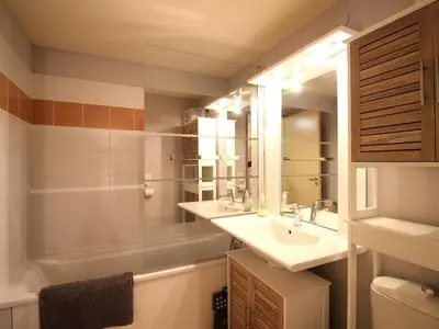 Salle de bains dans l'établissement Agréable T2 bis avec WiFi proche commodités - FR-1-608-266