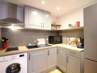 Cuisine ou kitchenette dans l'établissement Agréable T2 bis avec WiFi proche commodités - FR-1-608-266