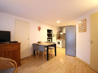 Cuisine ou kitchenette dans l'établissement Agréable T2 bis avec WiFi proche commodités - FR-1-608-266