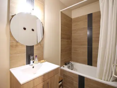 Salle de bains dans l'établissement Duplex au Mont-Dore avec parking, proche centre et pistes - FR-1-608-268