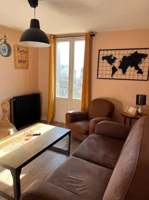 Coin salon dans l'établissement Le cozy des tuilières, 2 ch