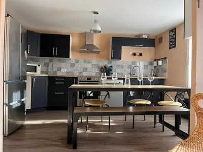 Cuisine ou kitchenette dans l'établissement Le cozy des tuilières, 2 ch