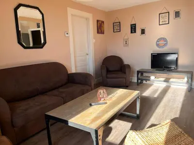 Coin salon dans l'établissement Le cozy des tuilières, 2 ch