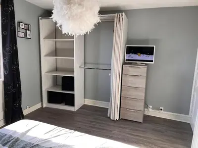 Télévision ou salle de divertissement dans l'établissement Le cozy des tuilières, 2 ch