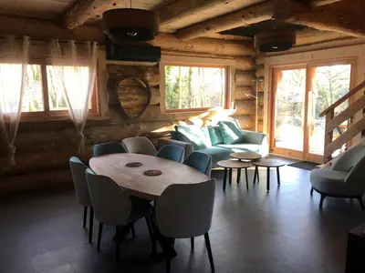 Coin salon dans l'établissement Gîtes en rondins de Vassivière - Les Fustes de Plazanet