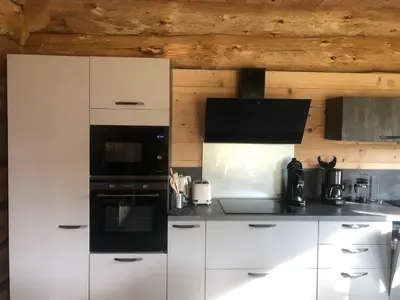 Cuisine ou kitchenette dans l'établissement Gîtes en rondins de Vassivière - Les Fustes de Plazanet