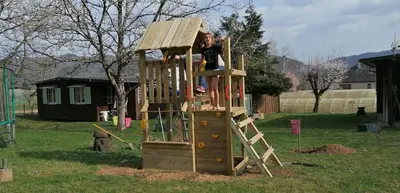Aire de jeux pour enfants de l'établissement Chalet Fuchsia à Argentat