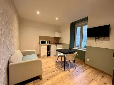 Cuisine ou kitchenette dans l'établissement LesCinqSuites/12 couchages-DABNB